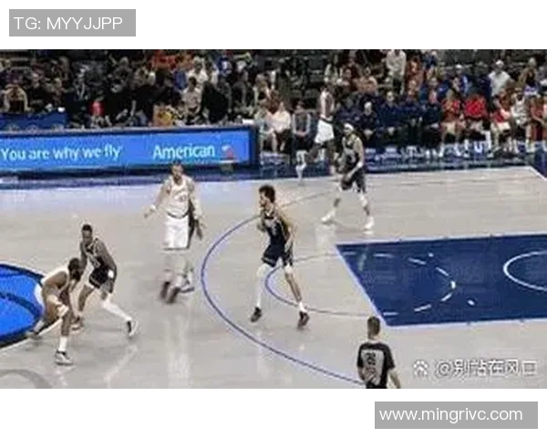 哈登传球失误助攻东契奇轻松上篮得分展现默契配合