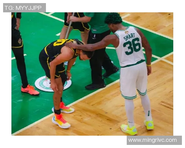 整活儿！库里热身时完成排球式自抛自扣